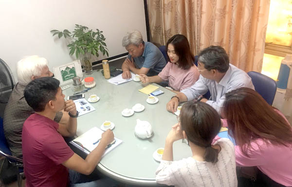 Chủ[-]tịch[-]Hội[-]Bảo[-]vệ[-]Thiên[-]nhiên[-]và[-]Môi[-]trường[-]Việt[-]Nam[-]tiếp[-]đại[-]diện[-]Trung[-]tâm[-]Sinh[-]thái[-]Maeng[-]San[-](Hàn[-]Quốc)
